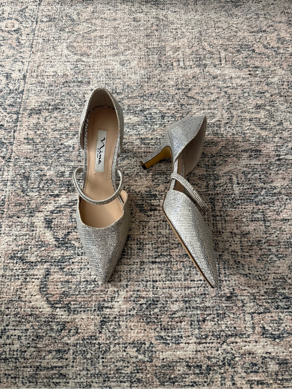 Nina Size 6 Silver Glitter Pointed-Toe Heels
